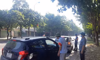 Lực lượng phường Cửa Nam, TP Vinh, Nghệ An kiểm tra người và phương tiện trong thời gian thực hiện giãn cách xã hội.