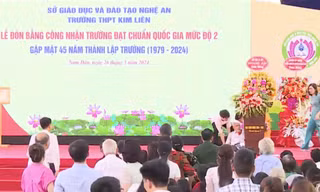 Đang phát biểu, nguyên hiệu trưởng bất ngờ ngã quỵ, tử vong
