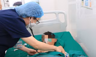 Huy động máu cứu hai trẻ nhỏ trong vụ nổ kinh hoàng ở gara ô tô