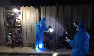 Soi đèn “bắt” COVID-19 ở bản vùng cao Nghệ An