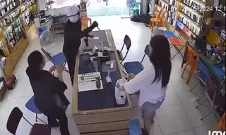 Truy bắt đối tượng cầm vật giống súng cướp cửa hàng điện thoại