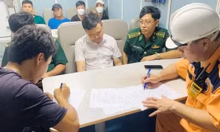 Kịp thời cứu giúp 5 ngư dân gặp nạn trên biển
