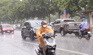 Mưa 'vàng' hạ nhiệt 'chảo lửa' thành Vinh