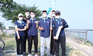 Nhóm Gen Z 'Nghệ An xanh' tình nguyện nhặt rác, bảo vệ môi trường 