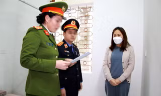 Nhóm lãnh đạo, cán bộ hải quan cửa khẩu quốc tế 'làm luật' hơn 5.000 lượt xe chở quặng