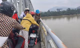 Để lại xe máy điện, cặp sách trên cầu, nam sinh 16 tuổi gieo mình xuống sông Lam