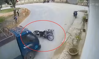 Clip: Thót tim cảnh 2 học sinh thoát chết thần kỳ trước bánh xe tải