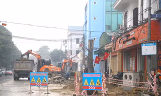 Vỉa hè ở thành phố Vinh bị đào xới ngổn ngang những ngày cuối năm