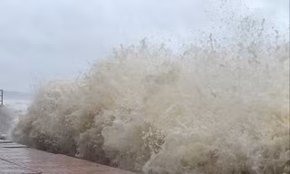 Bão số 8: Sóng lớn như bức tường nước dựng đứng ở biển Cửa Lò