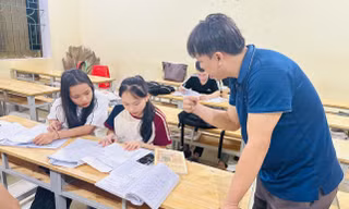 Phòng học sáng đèn, giáo viên sát cánh cùng trò nghèo vượt vũ môn