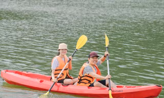 Du khách chèo kayak, đạp vịt, đốt lửa trại dịp nghỉ Tết