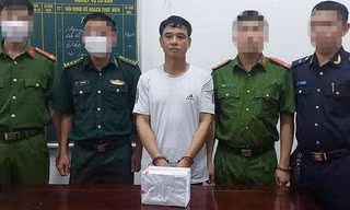 Vận chuyển 6.000 viên ma túy, kéo ga đâm thẳng xe vào cảnh sát
