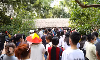 Hàng vạn người về quê Bác trong ngày giải phóng miền Nam, thống nhất đất nước