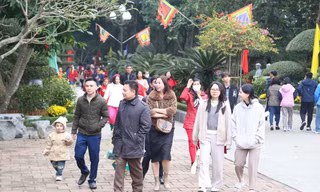 Nô nức du xuân tại ngôi đền trên ngọn núi thiêng xứ Nghệ