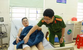 Thăm hỏi, động viên cán bộ CSGT bị thương khi làm nhiệm vụ