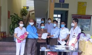 Bé sơ sinh bị bỏ rơi trong thùng carton ở Nghệ An đã được nhận nuôi