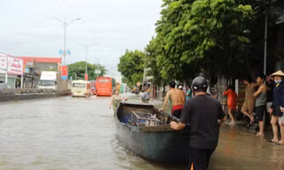 Dùng thuyền di chuyển trên... quốc lộ 1A đoạn qua Nghệ An