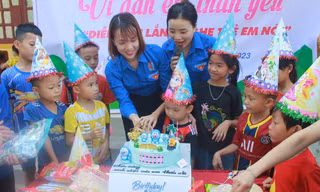 Ngày cao điểm chiến sĩ tình nguyện vì đàn em thân yêu của tuổi trẻ Nghệ An 