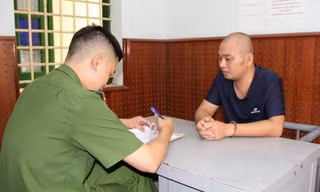 Đặt mua giấy tờ xe giả trên mạng để mang ô tô đã 'cắm' ngân hàng đi cầm đồ