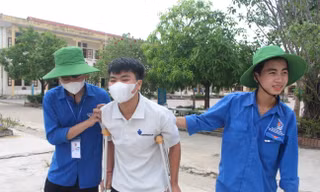 Thí sinh bị gãy chân, chống nạng đi thi tốt nghiệp THPT