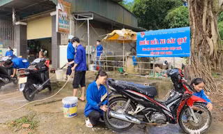 Một ngày rửa xe thu tiền triệu, bạn trẻ vùng cao gây quỹ tiếp sức đến trường