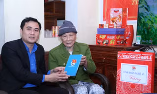 Tỉnh Đoàn Nghệ An tặng quà Đảng viên lão thành, Đảng viên trẻ