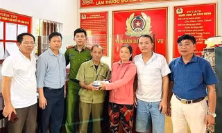 Đôi vợ chồng trả lại bọc tiền 200 triệu đồng cho người đánh rơi