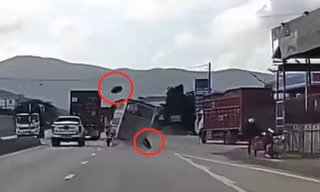Video: Xe tải đang chạy bất ngờ rụng 2 bánh, nhiều người hú vía