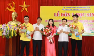 Khen thưởng 2 nam sinh đạt thành tích cao tại Olympic Tin học khu vực và quốc tế