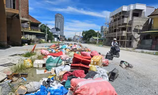 Rác thải ngổn ngang, tràn ra lòng đường trung tâm thành phố ở Nghệ An