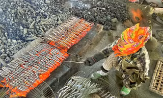 Làng nướng cá nổi tiếng xứ Nghệ đỏ lửa từ sáng đến tối giữa nắng nóng 