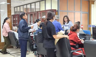 Lo điều chỉnh giá đất, người dân xếp hàng từ sáng sớm làm thủ tục đất đai