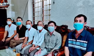 Bỏ tàu cứu người, 6 ngư dân thoát chết trong gang tấc