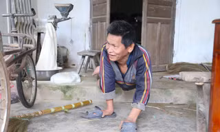 Nghị lực của người đàn ông hơn 60 năm đi bằng đôi tay