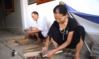 Vợ chồng già giữ lửa nghề quạt giấy thủ công hàng trăm năm ở xứ Nghệ 
