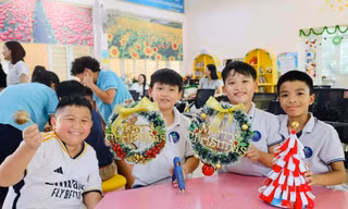 Giáo viên, học sinh làm vòng nguyệt quế Giáng sinh tặng các bạn nhỏ hoàn cảnh khó khăn 