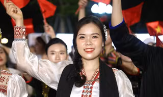 Hơn 1.000 nghệ sĩ biểu diễn 'Quê hương mùa sen nở' trên phố đi bộ Vinh