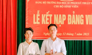 Hai chiến sĩ tình nguyện Mùa hè xanh được kết nạp Đảng