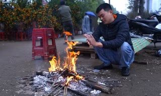 Rét đậm, người dân co ro đốt lửa giữa phố tìm hơi ấm