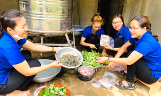 Thanh niên sơn sửa nhà cửa, nấu cơm, khám phát thuốc cho người có công với cách mạng
