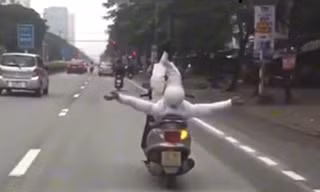 Người đàn ông đi xe máy 'làm xiếc' trên đường phố