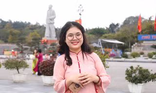 Thướt tha áo dài check-in tại Quảng trường Hồ Chí Minh