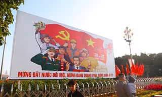 Phố phường thành Vinh rực rỡ cờ hoa chào mừng 95 năm ngày thành lập Đảng