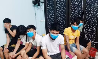 Phát hiện công an đột kích, chủ quán karaoke dẫn khách tìm chỗ trốn 