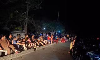 'Chảo lửa' Nghệ An lại mất điện, người dân đổ ra đường ăn cơm, hóng mát