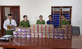 Ngụy trang hàng tạ pháo trên xe tải chở sắn
