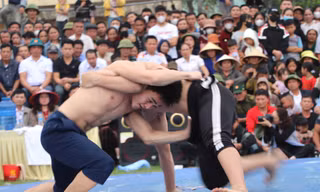 Trai làng ‘cởi áo so tài’ trên sới vật 