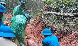 Đào đất làm đường, tá hoả phát hiện quả bom dài 1,3m còn nguyên ngòi nổ