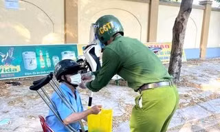 Ra viện không người đón, cụ ông tàn tật được Đại uý Công an chở về tận nhà