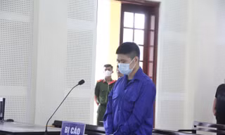 Lẻn vào nhà hàng xóm trộm tiền, vàng rồi mang đi gửi ngân hàng